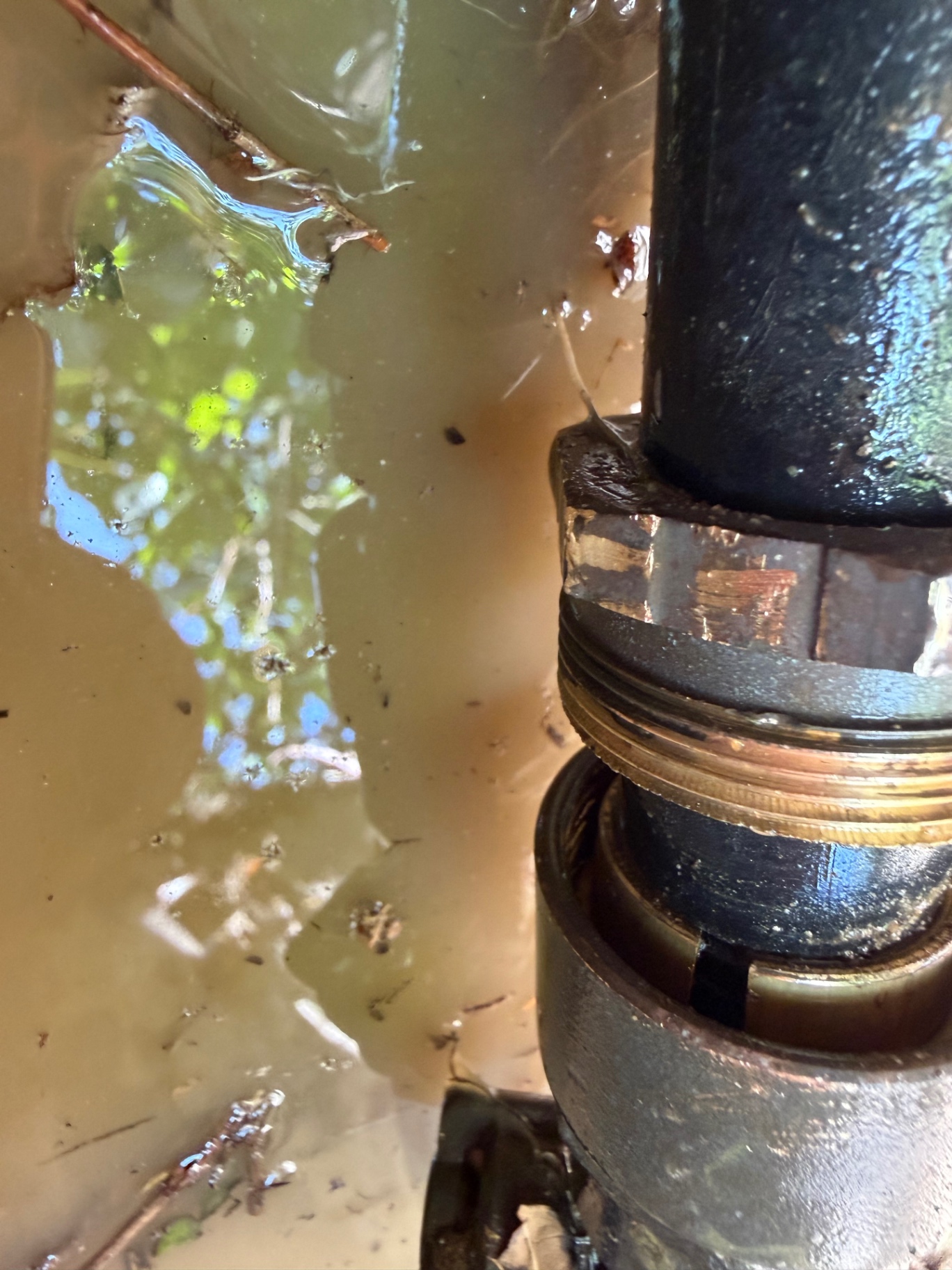 Avant : fuite d'eau sur un raccord enterré