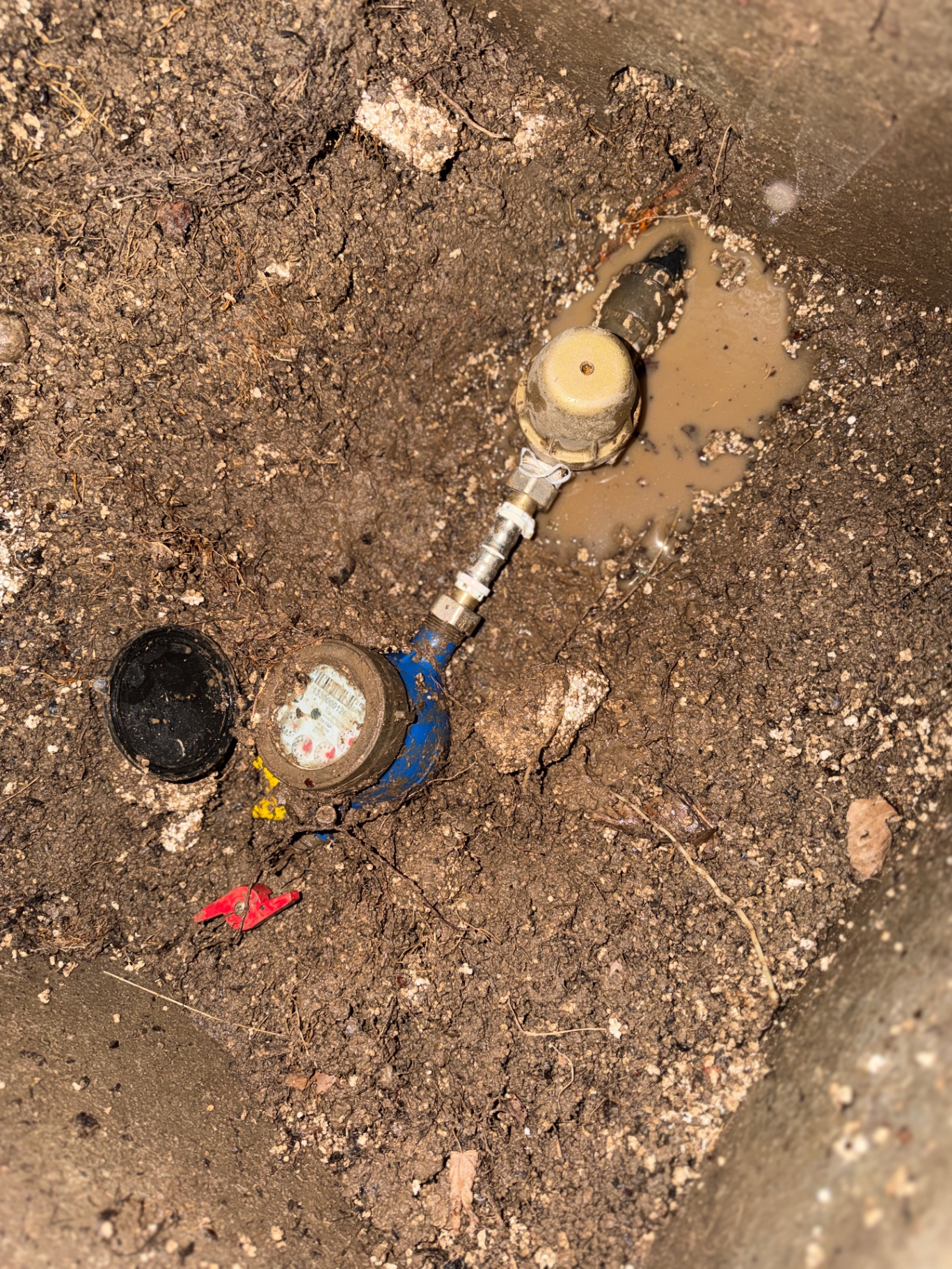 Après : raccords repris sur le compteur d'eau et réseau étanche